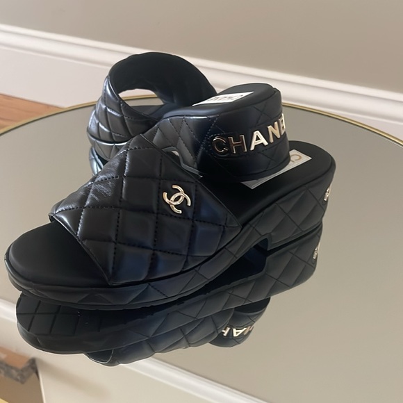 Chanel 23C quilted leather interlocking CC slides size 40 - Picture 15 of 16